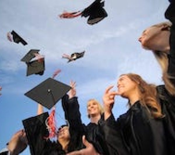 выпускники брасают свои докторские шляпы в воздух