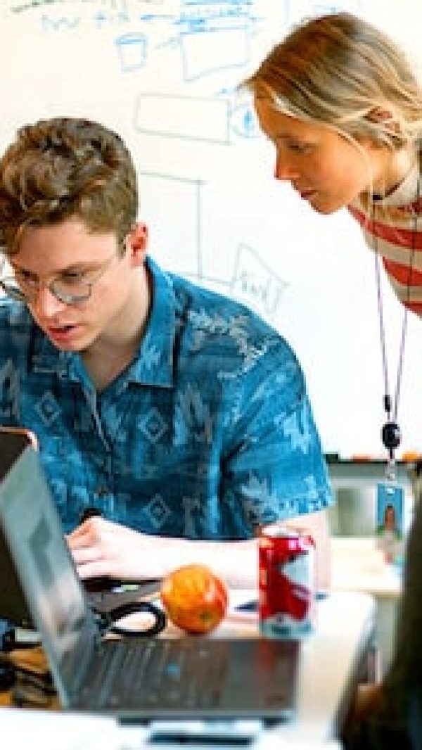 студенты работают за компьютером